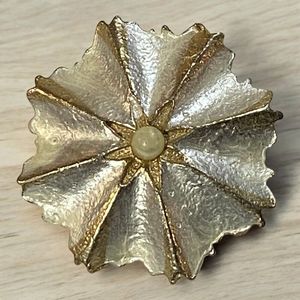 Vintage Pearl Gold Brushed Silver Brutalist Flower Star Brooch Pin MCM - Picture 2 of 4